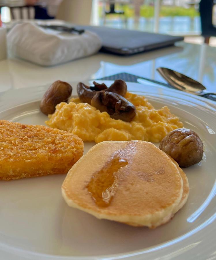 Royal M Al Aqah Beach Resort By Gewan エクステリア 写真 A plate of scrambled eggs with mushrooms and a pancake